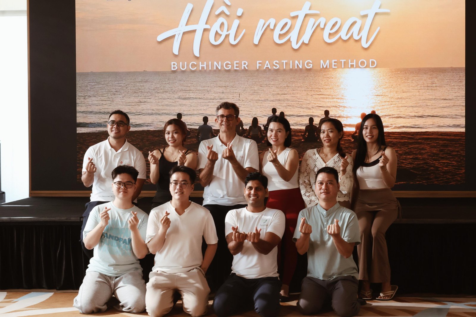 Hồi Retreat guests and guides together at the close of the retreat